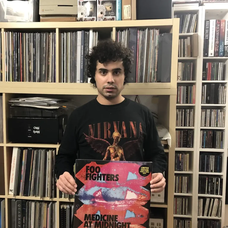 Carlos con disco de Foo Fighters